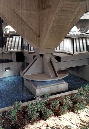 내진 보강된 캘리포니아주 글렌데일 시의 시립 서비스 빌딩 접합부 확대 사진