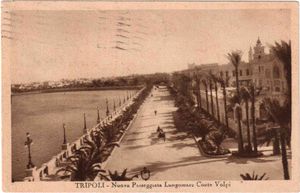 1935년 트리폴리의 콘테 볼피 코르니체 엽서, 오른쪽에 피아자 이탈리아 입구가 보이며, 그 뒤로 미라마레 극장이 보인다. 매립 확장 전, 옛 해안선과 방파제가 왼쪽에 있다.