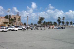 그린 광장에서 북쪽 바다를 바라본 모습. 왼쪽은 적색 성(2008)이다.