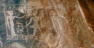 세누스레트 3세와 네페르호테프 1세가 세헤일에서 아누케트에게 제물을 바치는 부조