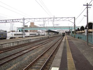 2012년 12월의 역, 왼쪽에 좌초된 두 열차가 보인다