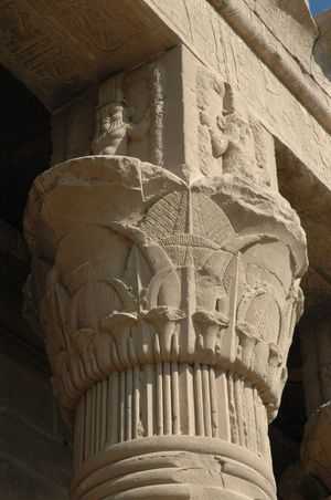 덴데라 신전 단지(이집트) 위에 베스 조각상이 있는 이집트 복합 건축 양식의 머리 장식