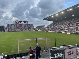 경기장에 새로운 좌석이 추가되었다.