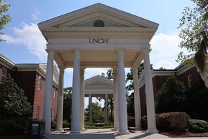 모턴 홀과 루츠 홀 옆 아치