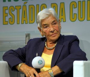 베르트 트라우트만의 세 번째 부인 마를리스. 2013년 10월 12일 프랑크푸르트 도서전에서 카트린 클레이의 자서전 트라우트만의 여정: 히틀러 유겐트에서 FA컵 레전드까지의 독일어 번역본 소개 행사에서.