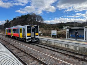 승강장과 E130계(2021년 12월)