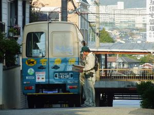 검은 고양이 야마토 택배의 배송 모습