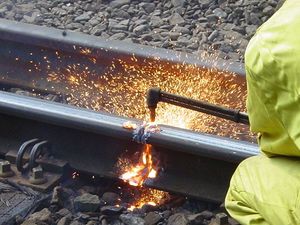 레일과 자갈을 교체하기 직전에 레일을 절단