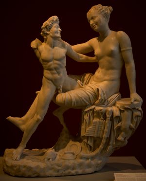 사티로스와 헤르마프로디토스의 조각상. 기원후 2세기 로마 시대의 복제품, 기원전 2세기 헬레니즘 원본. 안티켄잠룽 베를린(알테스 박물관)