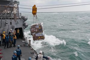 6}} 해상에서 보급품을 받는 모습