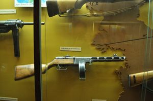 소련 PPSh-41 기관단총, 미국 워싱턴주 포트 루이스 군사 박물관 - 한국 전쟁 무기 전시의 일부