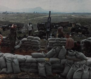 1968년 3월 6일 푸바이 전투기지에서 벙커 주변에 모래주머니를 채우고 쌓는 제3여단 병력