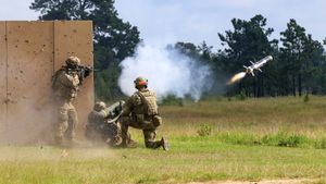 FGM-148 재블린을 발사하는 제504보병연대의 공수부대원 (2019년 8월 5일)