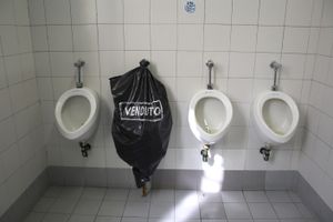 고장난 소변기 사용을 막기 위한 조치