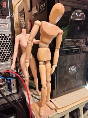 추상과 해부학적으로 정확한 인체 모형이 대조적인 타블로 비방을 이룬다.