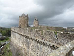 프랑스 북부 브르타뉴에 있는 푸제르 성의 12세기 막벽. 성가퀴, 총안, 그리고 돌출된 마치쿨리(Machicolation)를 보여준다.