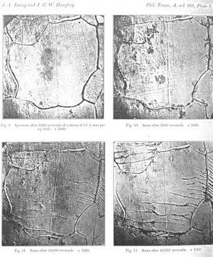 피로 균열의 현미경 사진Micrographs showing how surface fatigue cracks grow as material is further cycled. From Ewing & Humfrey, 1903