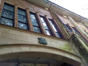 제일고등학교의 교장. 로마 신화의 여신 미네르바를 상징하는 올리브와 군신 마르스를 나타내는 세 가시 떡갈나무 잎으로 문무 양도를 표현했다.