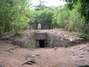 카르나크 근처의 케르카도 툼. 이 지역의 더 작지만 더 오래된 구조.(케언의 일부가 보인다)