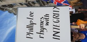 리의 사임 지지자들이 2018년 국민 투표 행진에 참여하고 있다.