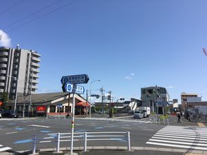 도쿄도 히가시야마토시 가미키타다이의 신아오메 가도와 이모쿠보 가도 합류점. 장래 사진 오른편 뒤에 있는 가미키타다이 역에서 사진 앞 오른편 방향의 신아오메 가도로 꺾여, 하코네가사키 역으로 향할 예정이다.