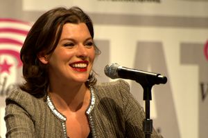 밀라 요보비치가 영화에 대해 원더콘 2010에서 말하고 있다.