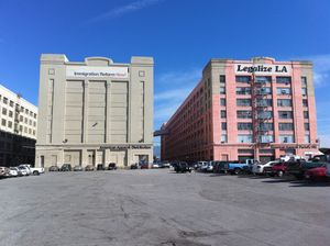 본사, 왼쪽 회색 건물이 공장