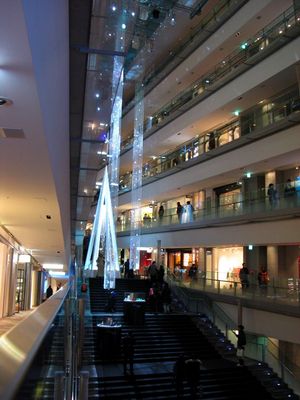 2008년 크리스마스 시즌의 오모테산도 힐스 내부