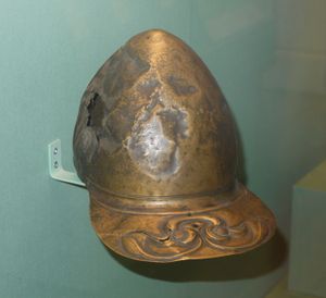 메이릭 헬멧: 서기 1세기경 잉글랜드 북부에서 유래한 것으로 보이는 켈트족 브리튼족의 헬멧이다. 테두리에서 뻗어 나온 평평한 면은 목 뒤를 보호하기 위한 것이지만, 일부에서는 전투 중 햇빛으로부터 눈을 보호하기 위해 거꾸로 돌려 사용했을 것이라고 추측한다.