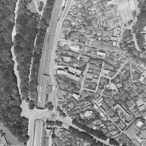 하라주쿠역 주변 흑백 항공 사진 (1963년 6월 26일 촬영)국토교통성 국토지리원 [https://mapps.gsi.go.jp/ 지도・항공사진 열람 서비스]의 항공 사진을 기반으로 제작