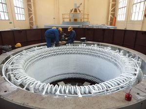 로터가 제거된 대형 발전기