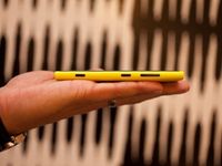 노란색 노키아 루미아 920의 측면 모습