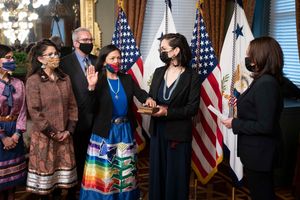 카멀라 해리스 부통령이 할런드에게 내무부 장관 취임 선서를 시키고 있다.