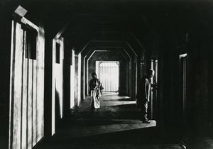 표현주의 영화적인 빛과 그림자의 대비가 강조된, 본작의 정신병원 복도 장면.