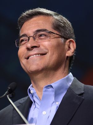 2019년 캘리포니아 민주당 주 의회에서 연설하는 베세라