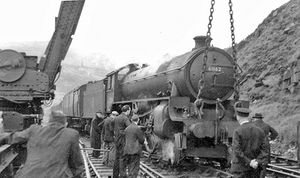 1951년, 영국 철도 (구 런던 노스 이스턴 철도) B1형 기관차가 철도 크레인에 의해 선로로 다시 들어 올려지고 있다.