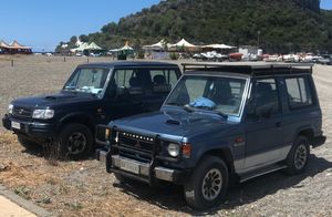 갤로퍼 II(왼쪽)와 1세대 미쓰비시 파제로(오른쪽); 두 차량은 기계적으로 거의 동일하다.