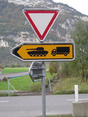 스위스의 양보 표지판. 군사 교통에 대한 필수 방향.