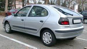 르노 메간(해치백 전기형) 후측면