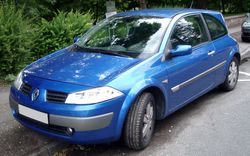 르노 메간(해치백 전기형) 정측면