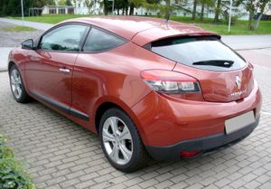 르노 메간(해치백 전기형) 후측면