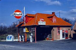 "Bellwood Gas & Groceries" 걸프 주유소 in Fort Defiance, Virginia; photo by John Margolies, circa 1982