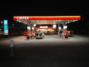 필리핀 케손 시티에 있는 차우킹 레스토랑이 있는 칼텍스 주유소