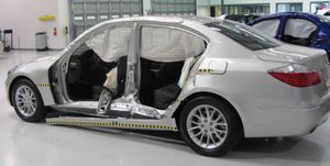 고속도로 안전 보험 협회(IIHS)의 2010년형 제네시스 충돌 테스트