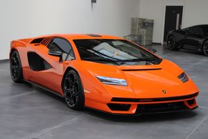 람보르기니 쿤타치 LPI 800-4 전면