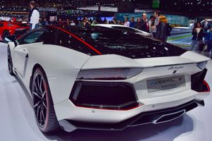 람보르기니 아벤타도르 피렐리 에디션의 후방