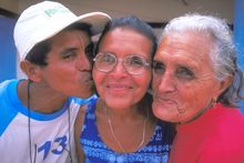 뺨을 비비거나, 뺨에 키스하는 사람들