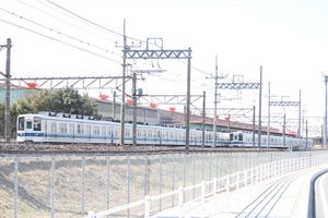 2014년 3월 군마현 키타-타테바야시에서 해체 대기 중인 2개의 8000계 편성