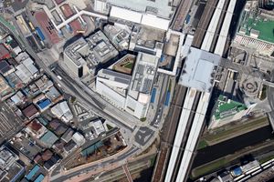 왼쪽 위가 도쓰카 버스 센터, 오른쪽 중앙이 도쓰카역 동쪽 출구 버스 터미널