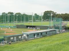 3루 측 장외 둑에서 내야를 바라봄